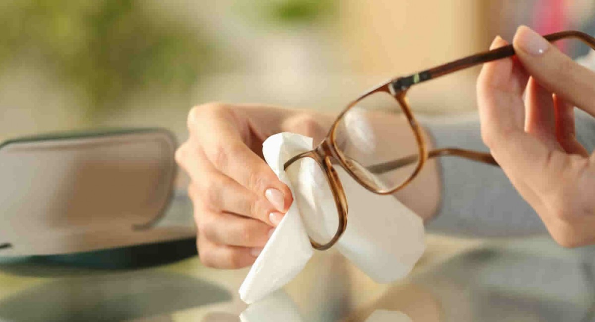 How to Clean Eyeglasses and How to Store Them Smoothly?